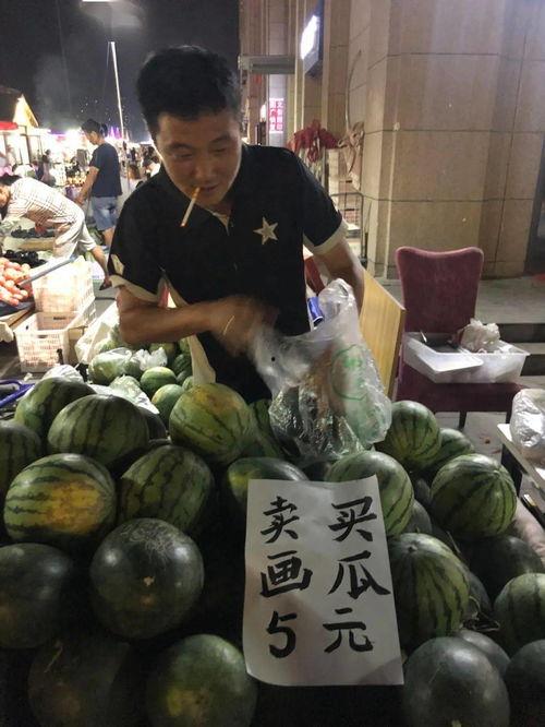 地摊吃瓜,揭秘街头美食的独特魅力