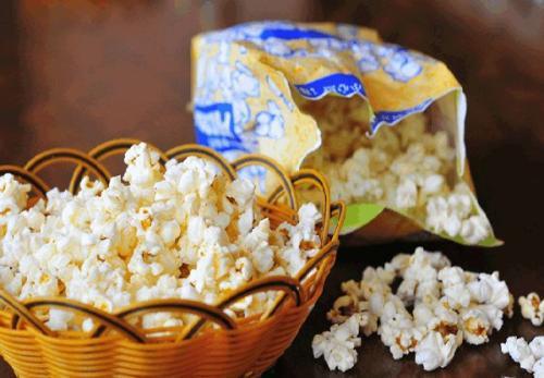 看戏吃瓜爆米花视频