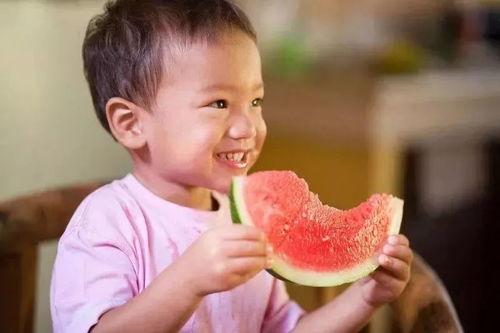 小孩叫爷爷吃瓜,小家伙逗乐爷爷吃瓜趣事