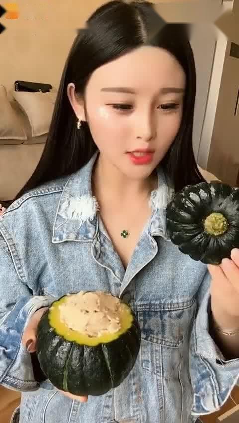 美女吃雪瓜雪糕,美女畅享雪瓜雪糕，清凉一夏