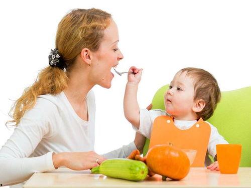 吃瓜摔倒在妈妈旁边,吃瓜摔倒在妈妈身旁，温馨瞬间感动网友