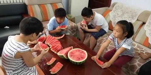 儿童吃瓜比赛,儿童吃瓜大赛欢乐上演