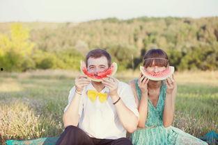 抱着吃瓜的情侣图,情侣共享悠闲时光