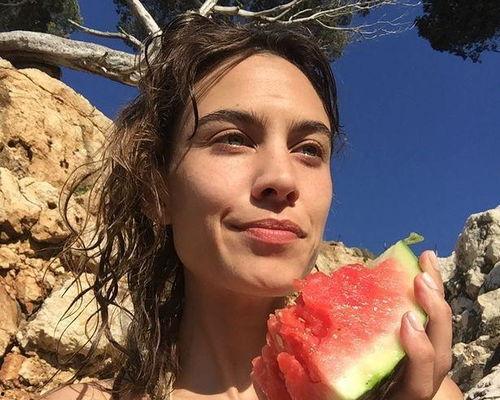 女主吃瓜吃疯了,女主的疯狂吃瓜之旅